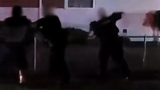 Canh sat dam lien tuc vao nguoi phu nu da den gay phan no o My hinh anh