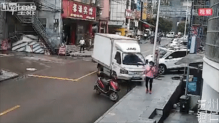 Tai xe quen keo phanh tay, xe tai suyt dam vao nguoi di duong hinh anh