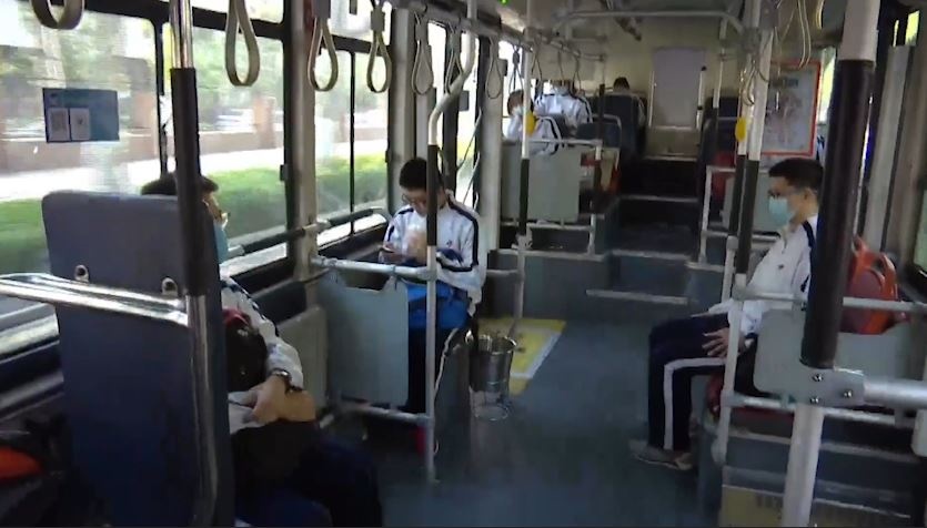 Mo bai luyen nghe tieng Anh tren xe buyt giup hoc sinh cuoi cap on thi hinh anh