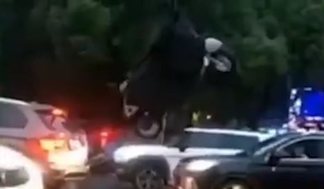 Xe may mac vao day dien, treo lo lung giua duong hinh anh