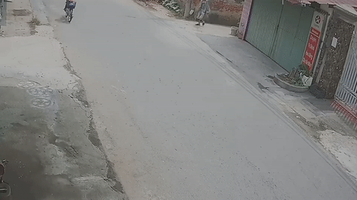 Nguoi phu nu lien tuc nem gay vao nguoi di duong hinh anh