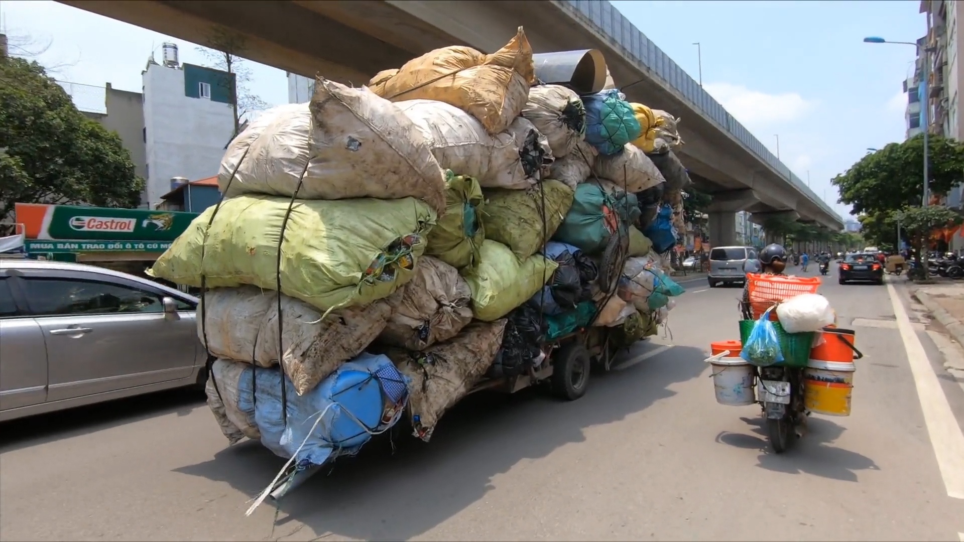 Xe may keo hang nhu oto tai o Ha Noi hinh anh