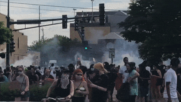 Hoi cay ban vao bieu tinh phan doi canh sat de chet nguoi da den o My hinh anh