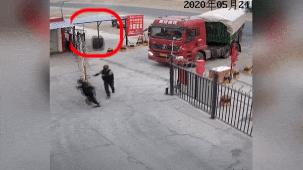 Lop xe lan voi toc do cao dam vao tram xang khien mot nguoi bi thuong hinh anh