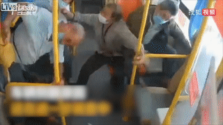 Xe buyt va cham khien hanh khach bi vang len cao roi roi xuong hinh anh