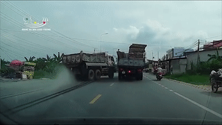 Xe tai mat kiem soat gay tai nan, suyt roi go trung nguoi di xe may hinh anh