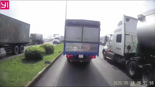 Xe tai mat kiem soat gay tai nan lien hoan, phai den 2 xe phia truoc hinh anh