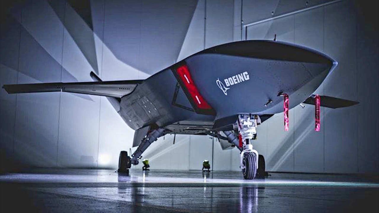 Drone dau tien cua Boeing tro thanh may bay chien dau hinh anh