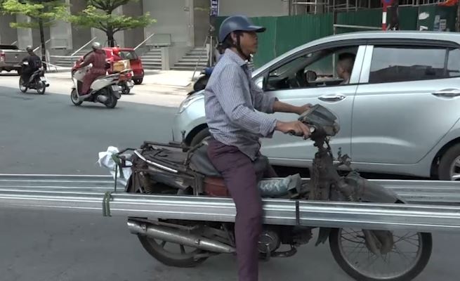 Xe may cu tro khung sat cho hang cong kenh tren duong hinh anh