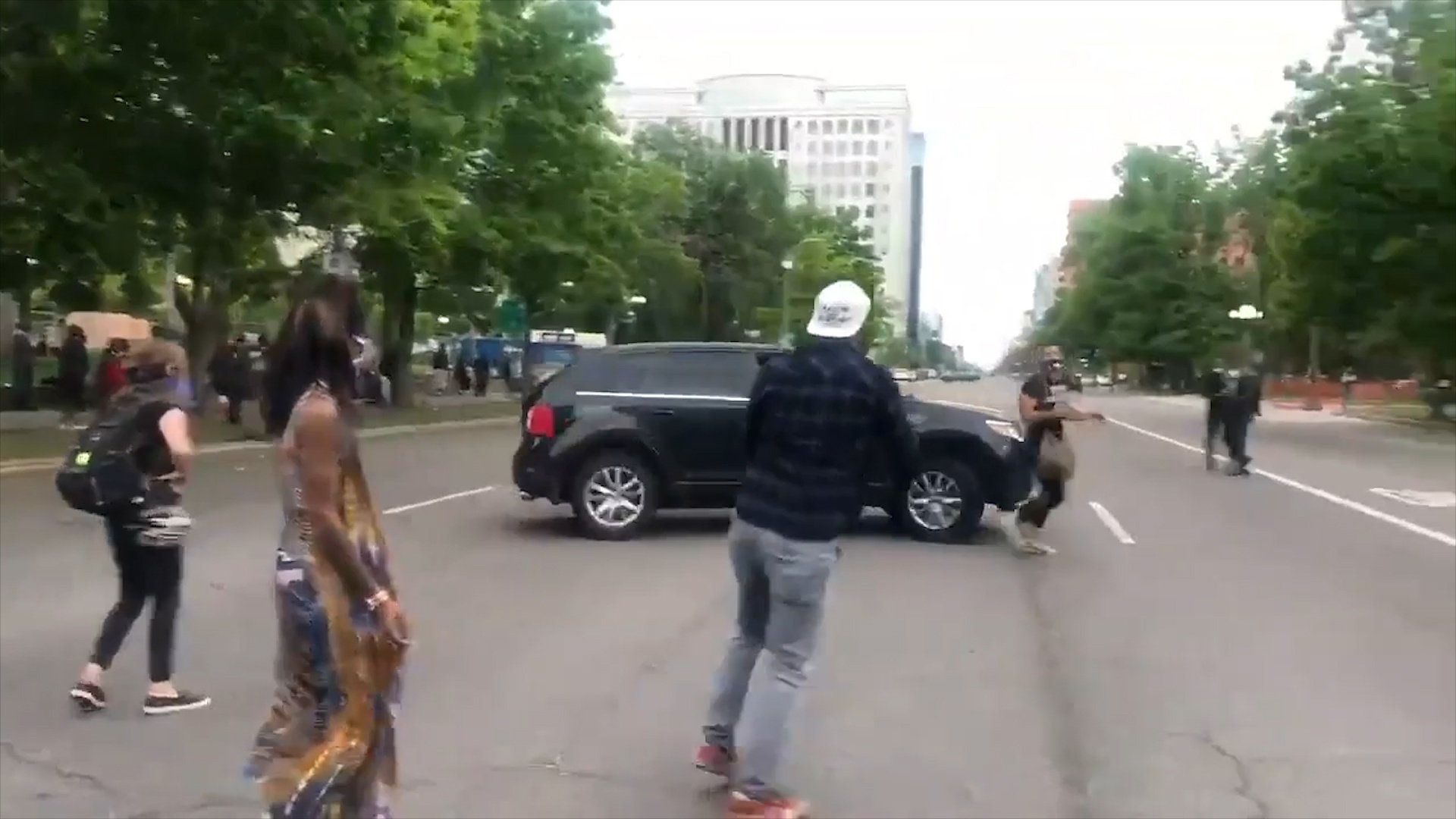 Oto lao vao nguoi bieu tinh phan doi vu canh sat de chet nguoi da den hinh anh