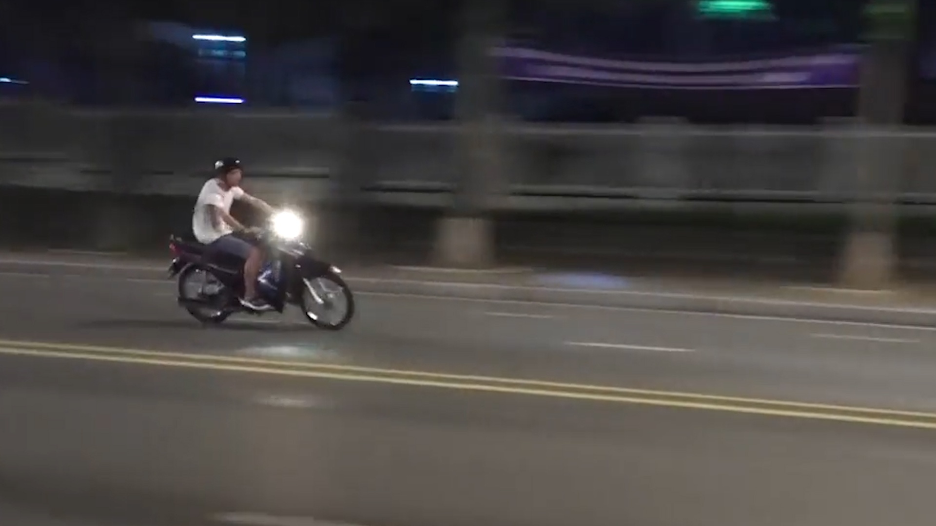 Nhom thieu nien lang lach boc dau, quay clip khoe 'chien tich' hinh anh