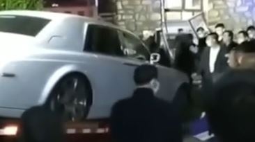 Rolls-Royce Phantom vo dau sau cu dam thung tuong hinh anh