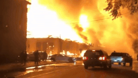 Nguoi bieu tinh dot toa nha sau vu canh sat lam chet nguoi da den hinh anh