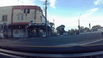 Oto phong nhanh tong vao xe khac giua giao lo hinh anh