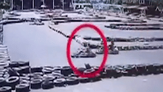 Nguoi phu nu lai xe dua Go-Kart dam vao rao chan khien xe lat ngua hinh anh