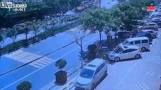 Container chay nhanh mat kiem soat tong mot loat xe tren duong hinh anh