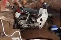 Ho tu than nuot chung 2 xe may cua giao vien o Dak Lak hinh anh