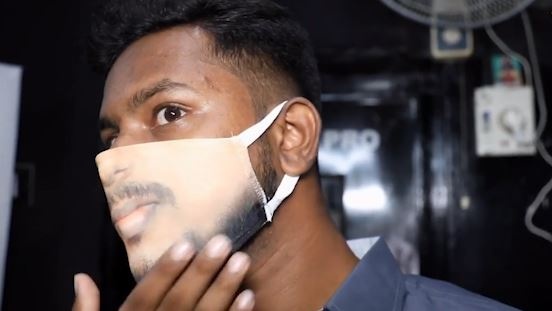 Khau trang co in hinh khuon mat nguoi o An Do hinh anh