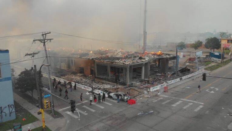 Dan Minneapolis ngan ngam canh tuong hoang tan sau bao loan hinh anh