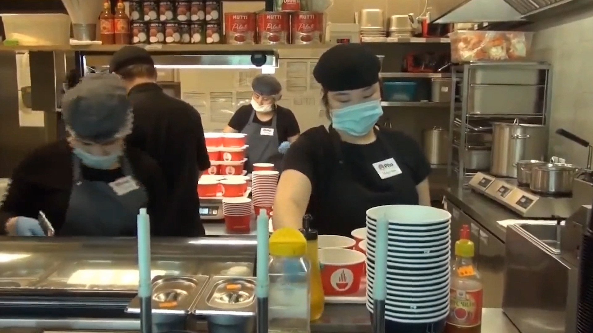 Nha hang Viet o Nga vuot kho trong dich Covid-19 hinh anh