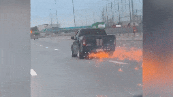 Oto chay bang vanh ban ra tia lua o toc do cao hinh anh