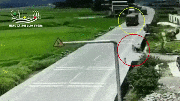 Nguoi chay xe may lao thang vao dau oto tai hinh anh