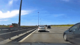 Oto chuyen lan au, va quet voi xe chay sau gay tai nan hinh anh