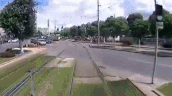 Hai xe buyt dien lao vao nhau khi qua giao lo hinh anh