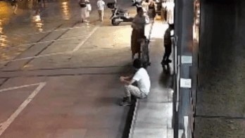 Cua kinh nga sap de trung 2 me con o Trung Quoc hinh anh