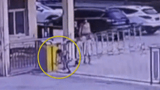 Cau be bi thanh chan tu dong nang len khong trung hinh anh