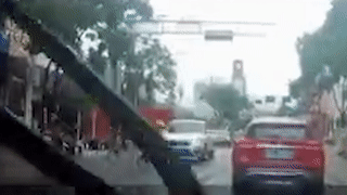 Hai ba chau qua duong thieu quan sat, bi oto dam nga hinh anh