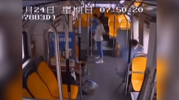 Dien thoai phat no, boc khoi du doi tren xe buyt o Trung Quoc hinh anh