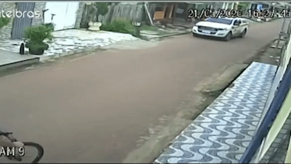 Giat minh khi thay canh sat, nguoi phu nu nga khoi xe may hinh anh