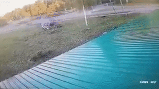 Tai xe say xin lai oto dam vao nha dan hinh anh