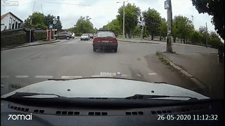 Tai xe oto vuot den do gay tai nan ngay nga tu hinh anh