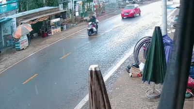 Nu tai xe lai oto huc vang hai nguoi tren xe may hinh anh