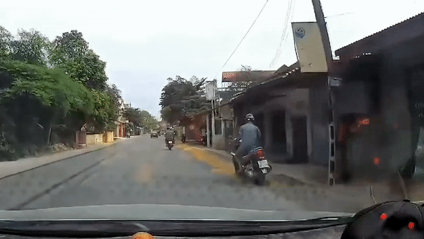 Xe may nga tren duong phoi lua suyt bi oto dam hinh anh