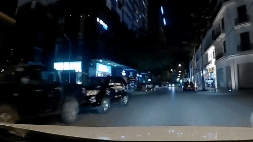 Nu tai xe xe may dot ngot lao ra duong, suyt bi oto dam hinh anh