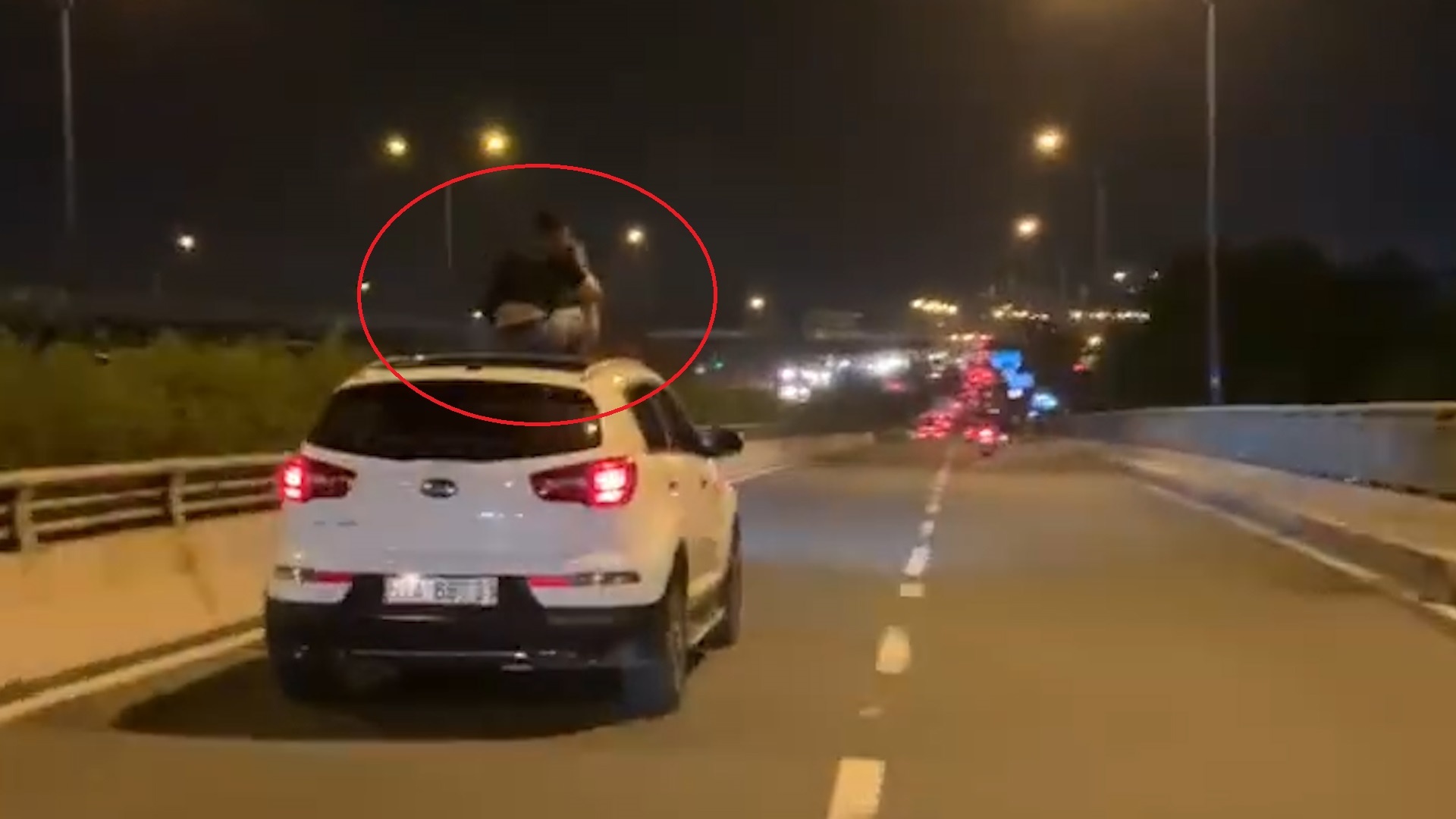 Nguoi dan ong ngoi tren noc oto dang chay tren duong hinh anh