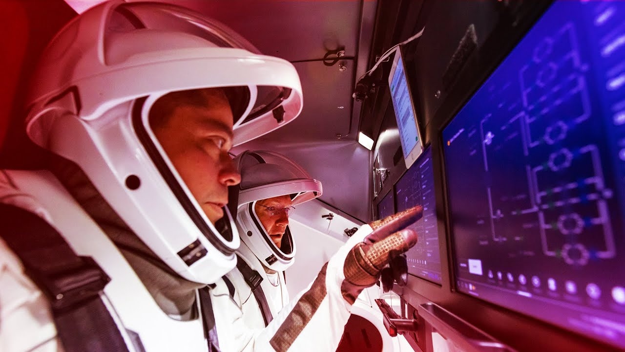 Man hinh cam ung tren tau SpaceX hien dai nhu phim vien tuong hinh anh