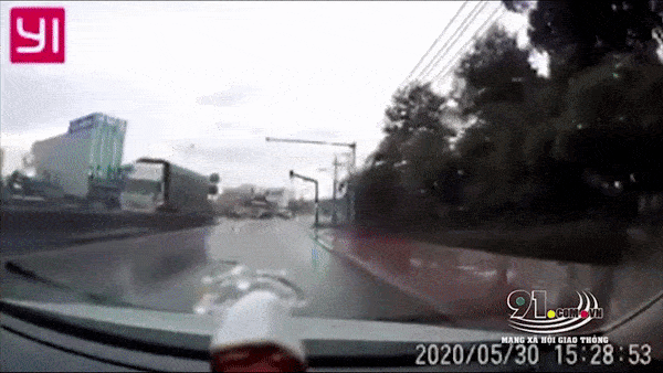 Vuot xe container khong dut khoat, oto bi huc tong thang vao cot dien hinh anh