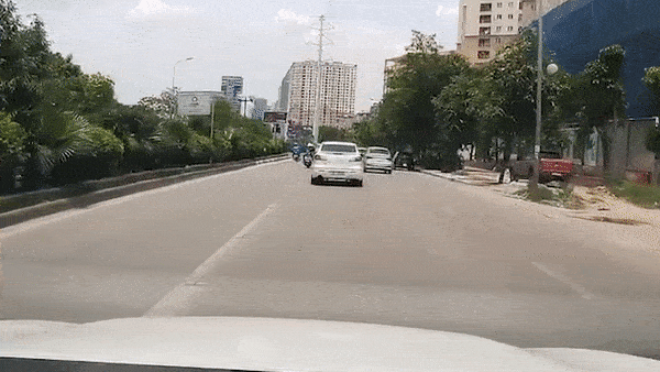 Di vao lan oto, tai xe xe may bi tong vang hinh anh