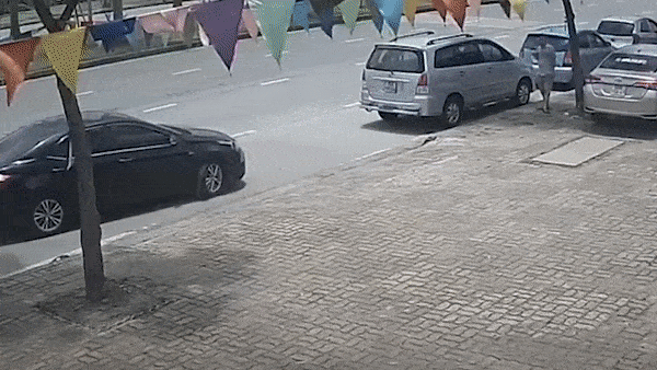 Oto lui xuong tu via he, tang toc 'nuot' thanh nien di xe may hinh anh