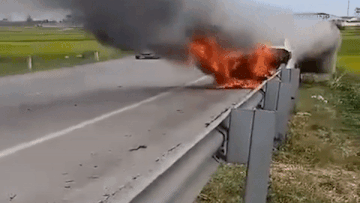 Oto boc chay giua duong, tai xe phai thao chay thoat than hinh anh