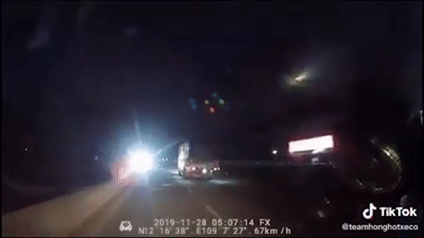 Oto roi den pha trong dem, suyt gay tai nan cho xe khac hinh anh