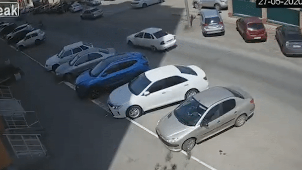 Va cham voi o to, nguoi dieu khien xe may nga lon nhao hinh anh