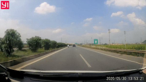 Xe may phong nhanh chay nguoc chieu tren cao toc hinh anh