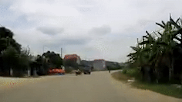 Sang duong khong quan sat, xe may bi xe tai tong vang xa hinh anh