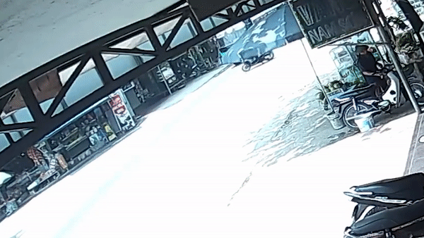 Sang duong khong quan sat, nguoi phu nu va cham voi xe buyt hinh anh