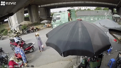 Nu tai xe thoat chet khi bi xe ben cuon xe may vao gam hinh anh